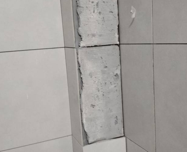 徐水瓷砖空鼓维修公司分享下瓷砖施工前基层浇水润湿程度不足，可能导致以下问题
